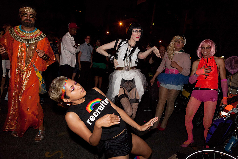 Illustration for article titled New Yorkers Take to the Streets to Celebrate Gay Marriage Vote